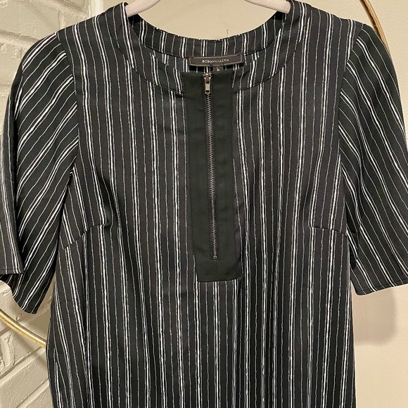 BCBG MaxAzria Tunic Blouse Size XS Black and White. Stylish short-sleeved design - Picture 2 of 9